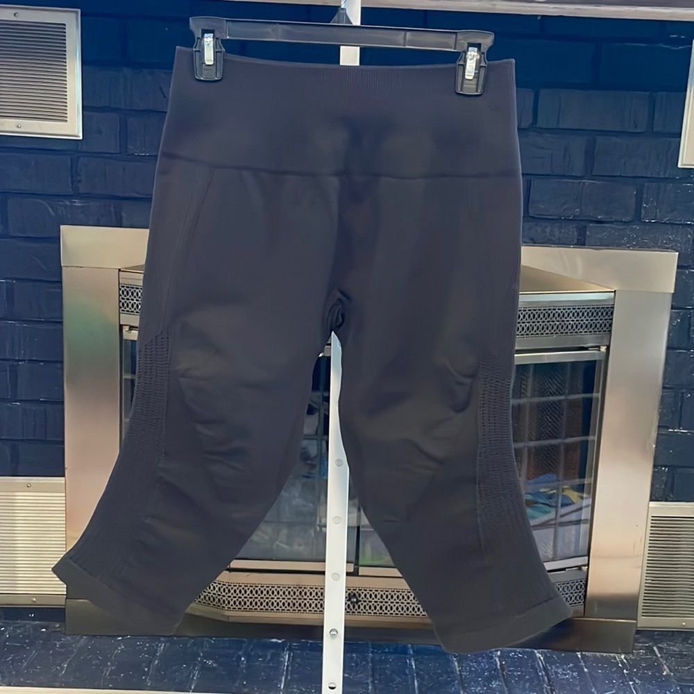 364 Lululemon Flow and Go Crops Sz 12 Black